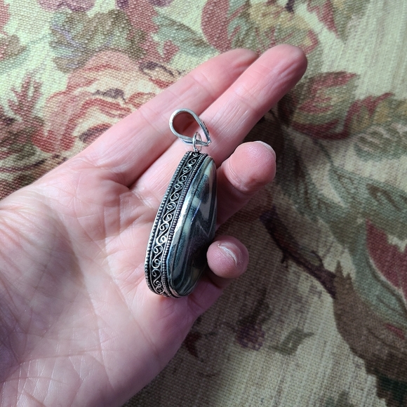 Green and white zebra jasper silver pendant - Picture 4 of 9